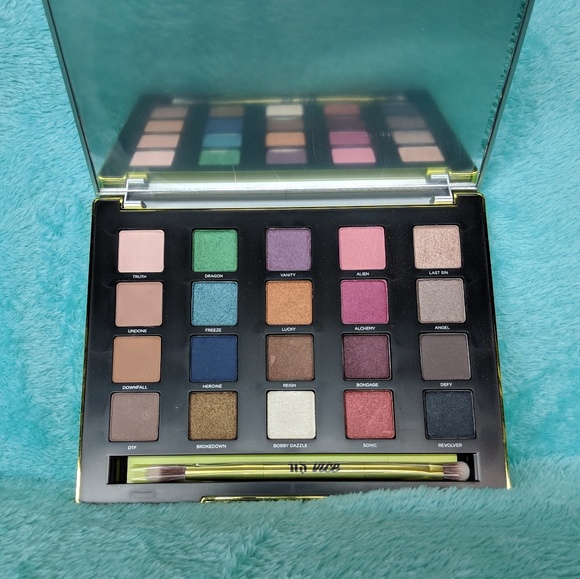 ❌❌SOLD❌❌BNIB Urban Decay Vice 3 Palette - Picture 2 of 8